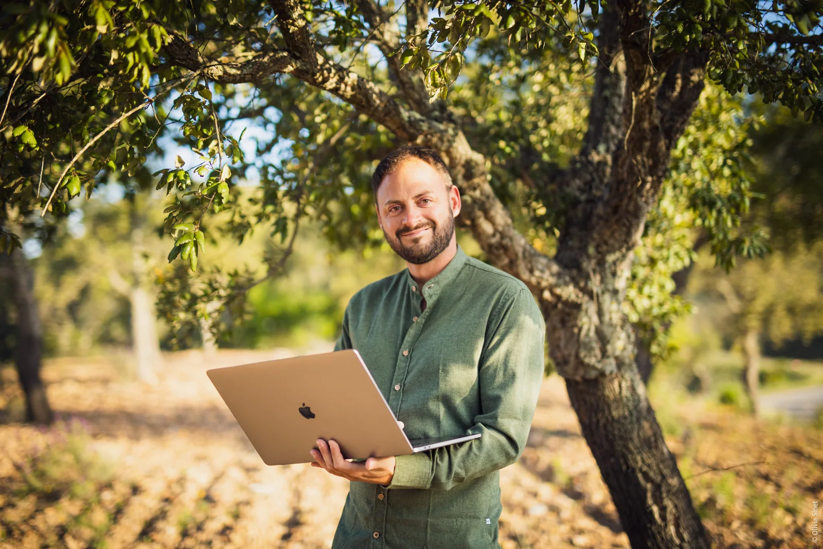 Damien Sauce, expert Meta Ads, travaillant sur son MacBook en pleine nature